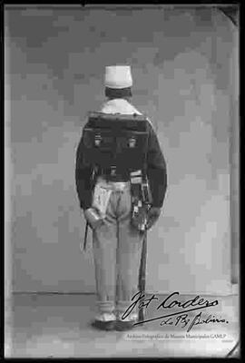 Foto de estudio de un Soldado de los Colorados  de Bolivia, de espalda  y con equipamiento completo