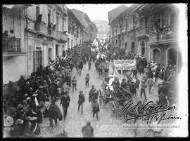 Entrada de comparsas en carnavales por la calle Evaristo Valle, como ser la comparsa "Los Pasatiempos", "Pocos y Locos", y comparsa "Los peligrosos".