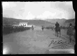 Espectáculo de una carrera a caballos por la avenida Saavedra, zona de  Miraflores.