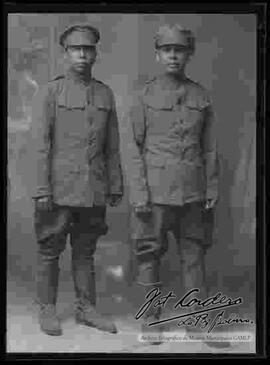 Foto de estudio de dos soldados de la Guerra del Chaco