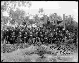 Presidente José Gutiérrez Guerra junto a benedicto Goitia y su grupo político de los liberales en el jardín de una casa, periodo de 15 de agosto de 1917 al 12 de julio de 1920