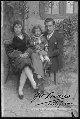 Una familia en el jardín del patio de una casa particular