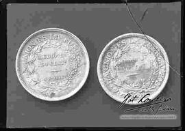 Reproducción de dos monedas de medio bº, 50 centavos que lleva el lema de "La unión es la fuerza". Una de 1895 y la otra de 1892.