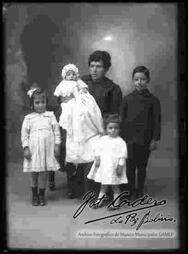 Foto de estudio. Grupo familiar