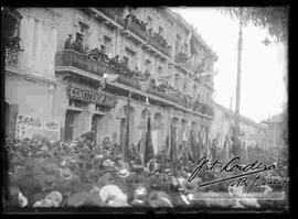 Un aspecto del gran desfile popular en homenaje a las embajadas, en la Plaza Murillo, Hotel Paris