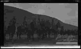 Presidente Bautista Saavedra y comandantes, observando el campo de practica de maniobras