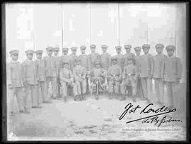 Grupo de cadetes del Colegio Militar junto a su comandante