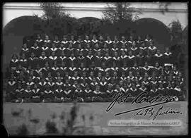 Grupo de niñas y señoritas estudiantes de un colegio