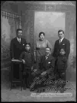 Retrato  de estudio de una familia