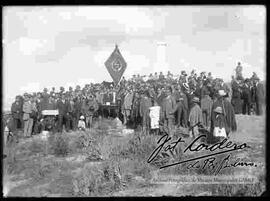 Sociedad cooperativa  y beneficiencia evanistas y carpinteros, en cementerio con el fondo del  mausoleo de los héroes del pacifico