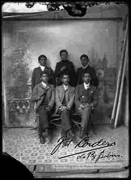Foto de estudio de un grupo de varones