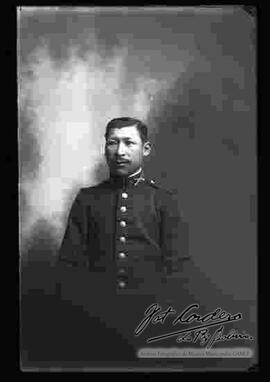 Foto de estudio de un soldado con uniforme francés