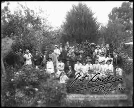 Familia reunida en el jardín de una casa particular