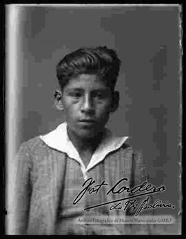 Foto de estudio de medio cuerpo de un joven de traje