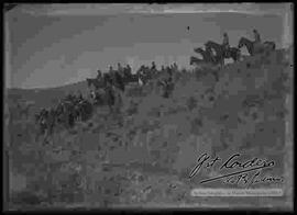 Regimiento de caballería, practicando   maniobras Militares en el campo