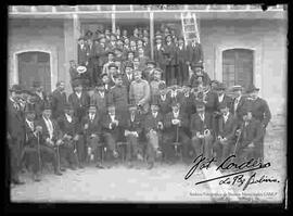 Grupo político, reunido en el patio de una casa particular. entre ellos se encuentra el presidente José Gutiérrez Guerra y Diez de Medina.