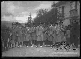 Grupo de varones vestidos con ropa elegante para la entrada de carnavales