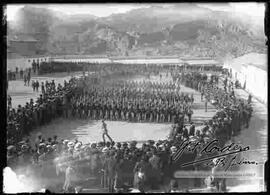 Desfile de cadetes en la cancha del Colegio Militar, con la concurrencia de una multitud de personas