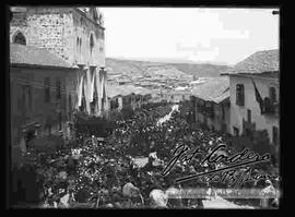 Traslado de los restos de un personaje en una carrosa fúnebre con la presencia de una gran multitud, para su posterior entierro en el cementerio, por la calle Idelfonso de las Muñecas.