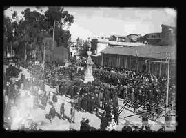 Desfile de boys scouts, por la fiesta cívica del 16 de julio, pasando por la alameda, frente al monumento a Sucre.