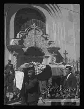 Traslado de los restos del estudiante universitario,  Bengel Gamberos, delante de la iglesia de San Juan de Dios.junio de 1946