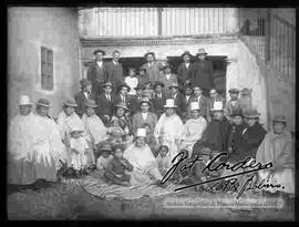 Familia reunida en el patio de una casa