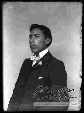 Julio Cordero Castillo retratado en su estudio de  medio cuerpo