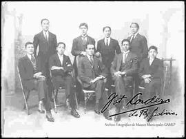 Foto de estudio de un grupo de jóvenes universitarios