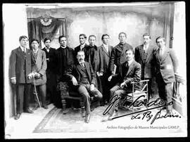 Foto de estudio de un grupo de profesores donde se encuentran tres curas.
