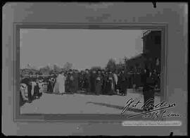 Reproducción de un cuadro de la llegada de sacerdotes por la estación central para el II Congreso Eucarístico  Nacional realizado en La Paz del 18 al 21 de mayo de 1939