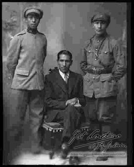 Foto de estudio de dos soldados de la Guerra del Chaco junto a un civil