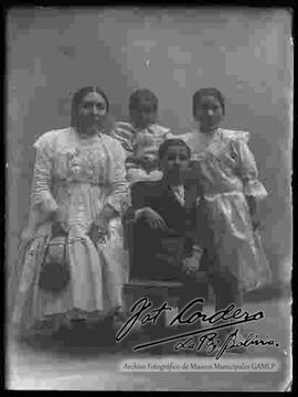 Foto de estudio de una familia. chola junto a sus tres hijos