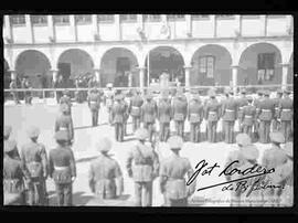 Oficiales de la policía en la celebración de una misa, en el patio de la academia de policías