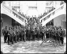 Prefecto junto a su personal y guardias de la Prefectura de La Paz