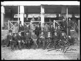 Grupo de empresarios, en el jardín de una casa particular