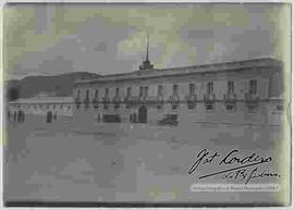 Vista de solados en formación delante de inmueble del Ejercito Nacional ubicado en la Zona de Miraflores