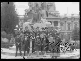 Familiares y amigos, delante del monumento de Pedro Domingo Murillo