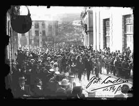 Desfile cívico del 16 de julio, por parte del personal de la prefectura, pasando por el inicio de la calle Comercio.