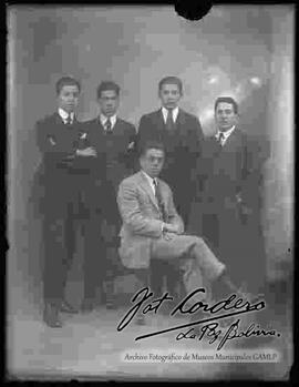 Foto de estudio de un grupo de jóvenes que visten de traje