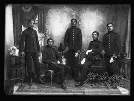 Foto de estudio de un grupo de cinco cadetes con uniforme francés