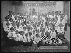 Grupo de niñas estudiantes del colegio Sagrados Corazones, uniformadas y con el fondo de la imagen del Justo Juez