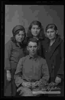 Foto de estudio de un soldado de la Guerra del Chaco junto a sus tres hermanas