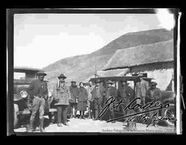 Grupo de viajeros en el pueblo de alguna provincia