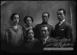 Retrato  de estudio de una familia