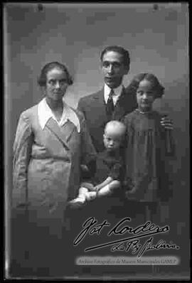 Foto de estudio de una familia extranjera