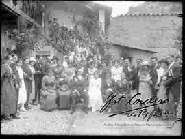 Novios junto a familiares e invitados en el patio de una casa particular, celebrando su matrimonio
