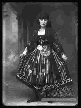 Foto de estudio de una señorita parada, luciendo vestido típico holandés.