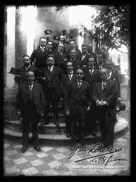 Embajador del Paraguay, junto a diplomáticos, bajando de unas gradas