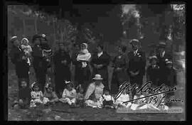 Familia en el huerto de una casa