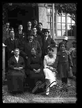 Grupo familiar, reunidos en el patio de una casa particular